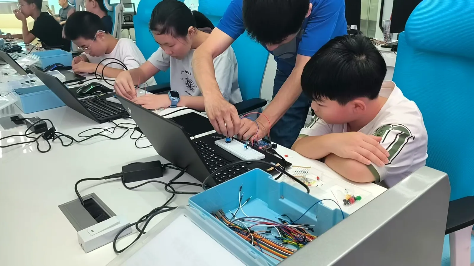 教师在关键节点指导学生检查智能硬件连接